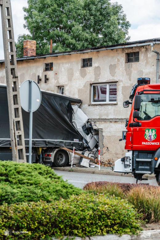 Dramat na Dolnym Śląsku! Ciężarówka wbiła się w budynek mieszkalny. Trwa akcja ratunkowa