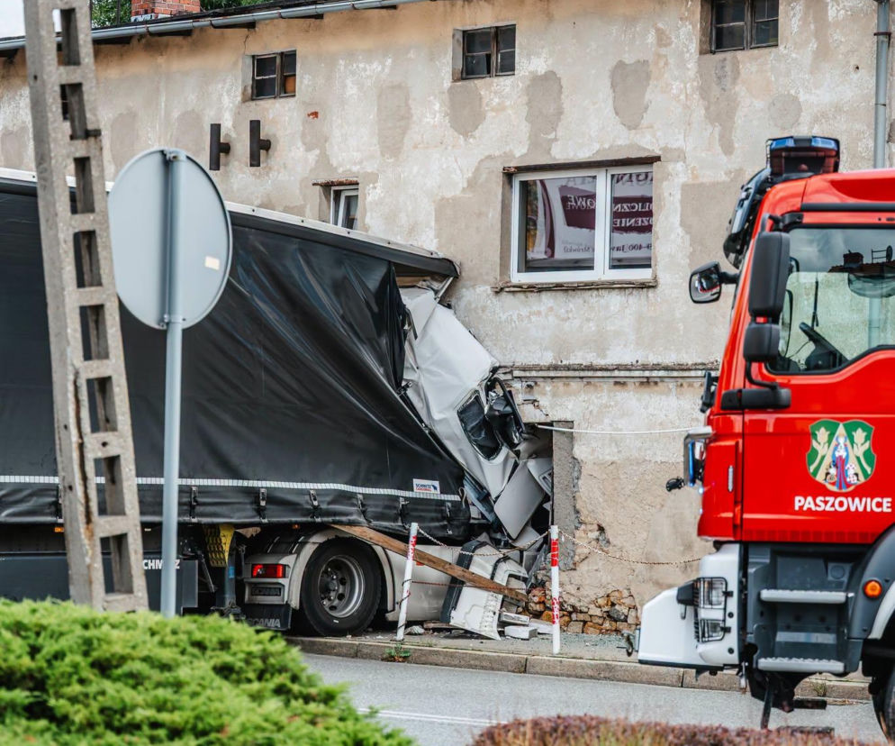 Ciężarówka wbita w ścianę budynku mieszkalnego w Jaworze. O akcji służb przeczytasz na SE Wrocław.
