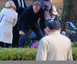 Donald Tusk z rodziną na grobie matki