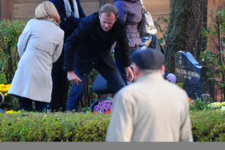 Donald Tusk z rodziną na grobie matki