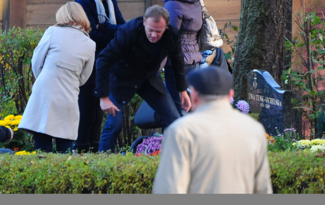 Donald Tusk z rodziną na grobie matki