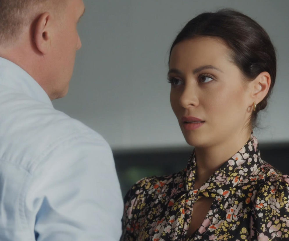 Joanna i Artur Rogowski patrzą na siebie. O kulisach ich romansu w serialu M jak miłość przeczytasz na Eska.
