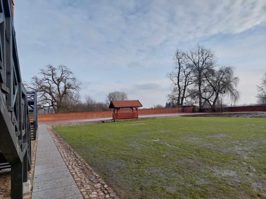 Byliśmy w zamku na wyspie po remoncie. Drugiego takiego w dawnych Prusach nie było. Też możecie, ale trzeba się spieszyć. 