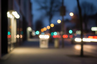 Taksówka zmiotła kobiety z chodnika. Jakim cudem to przeżyły?