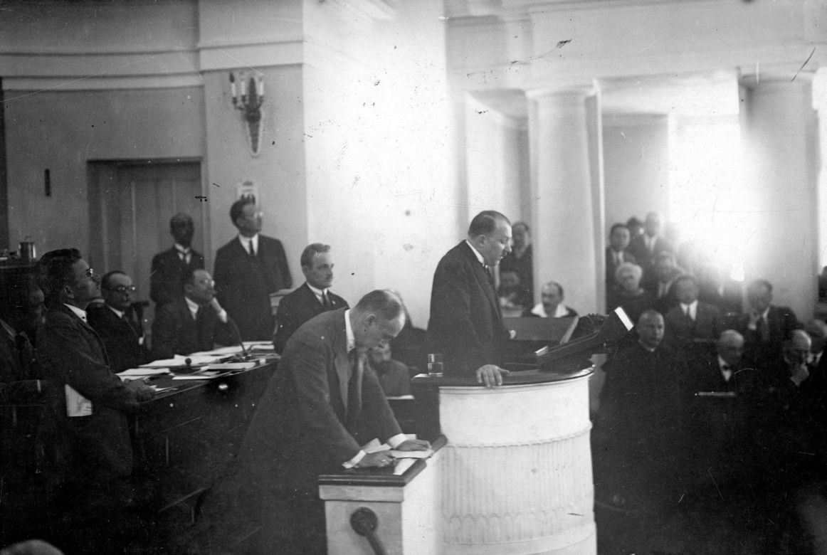Krzyk narodzin II RP. Sejm II RP 17 marca 1921 roku uchwalił pierwszą, nowoczesną konstytucję