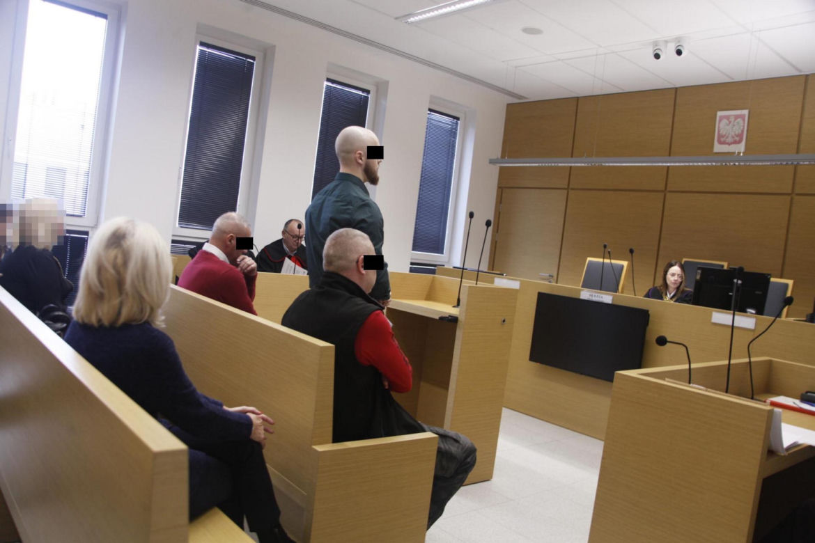 Spadł z noszy w drodze do szpitala, nie przeżył. Medycy oskarżeni o śmierć Ryszarda