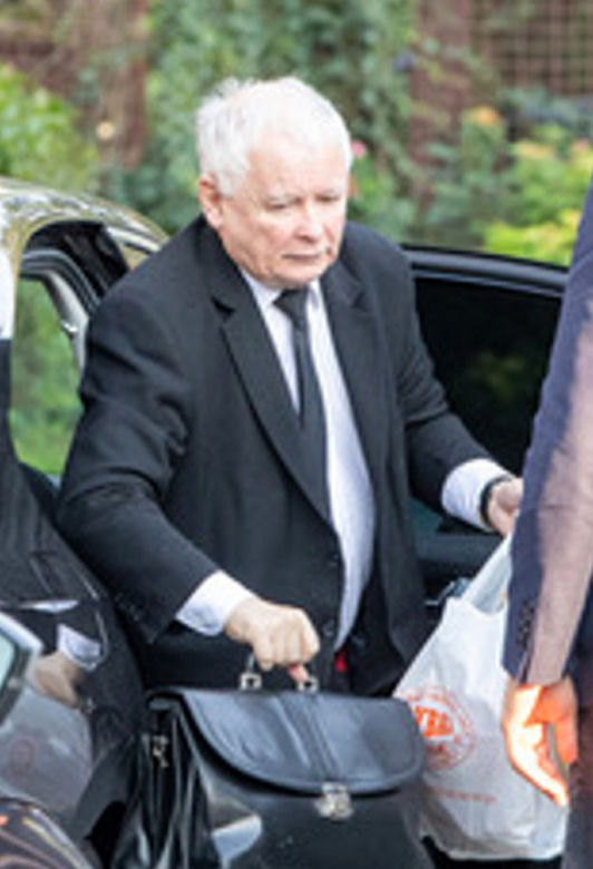 Premier Morawiecki spotkał się z Kaczyńskim na Nowogrodzkiej. Prezes PiS wyszedł z zakupami z piekarni