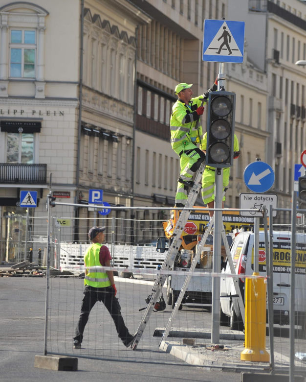 Wrócił ruch na obie jezdnie Placu Trzech Krzyży. Inwestycja mocno opóźniona