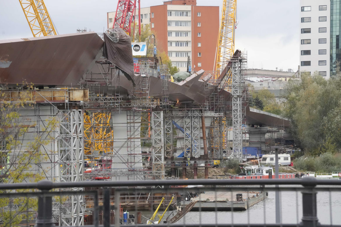 Nowy most pieszo-rowerowy w Warszawie połączył brzegi Wisły