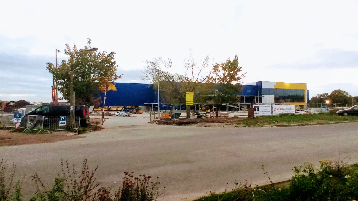 IKEA w Szczecinie: Na fasadzie hali pojawił się pierwszy szyld