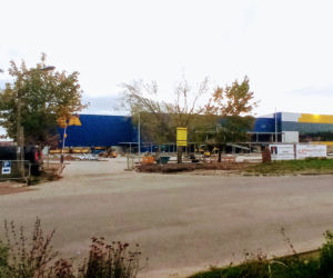 IKEA w Szczecinie: Na fasadzie hali pojawił się pierwszy szyld