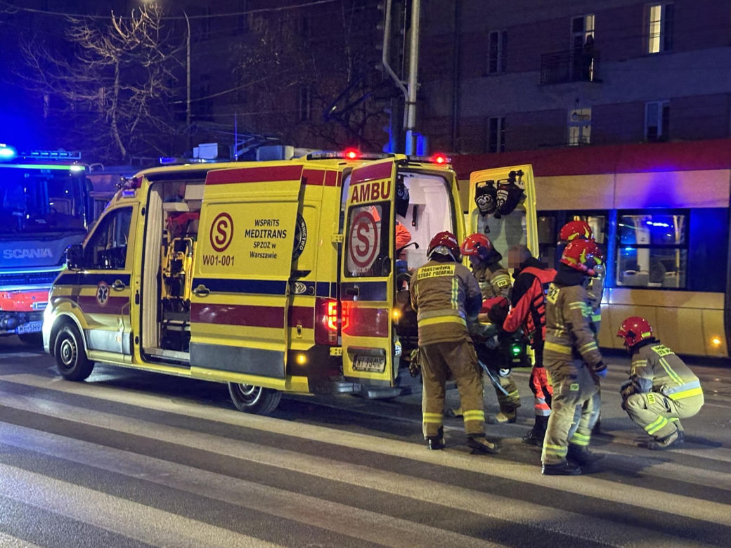 Dramat w Śródmieściu. Pieszy wpadł pod tramwaj