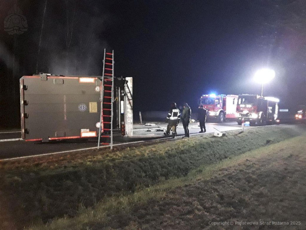 Wypadek tira na drodze krajowej nr 70. Zginęło kilkadziesiąt świń [ZDJĘCIA].