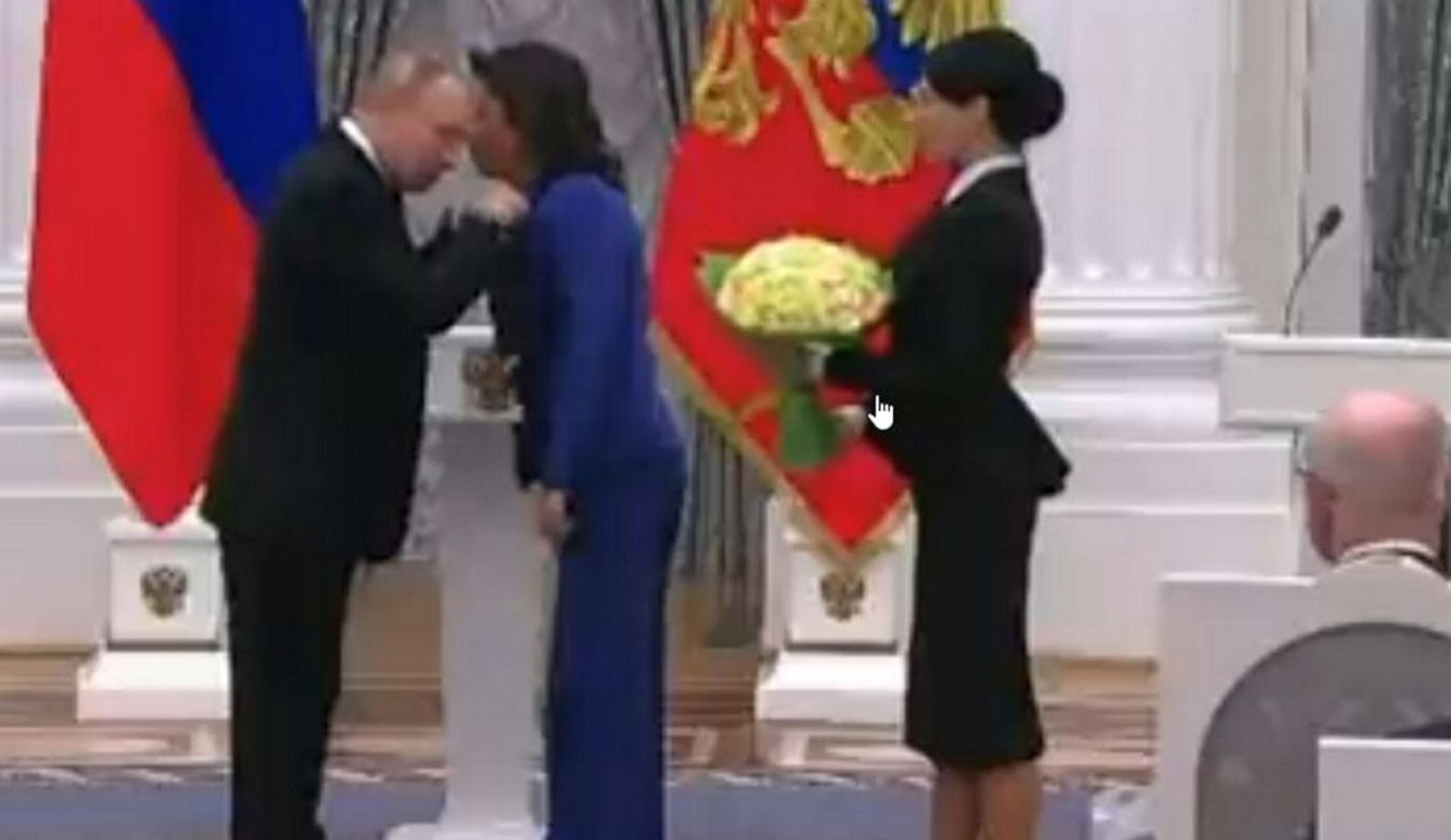 Putin wręczył order swojej pupilce. Ona prawie wsadziła mu język do ucha. Potem powiedziała coś strasznego