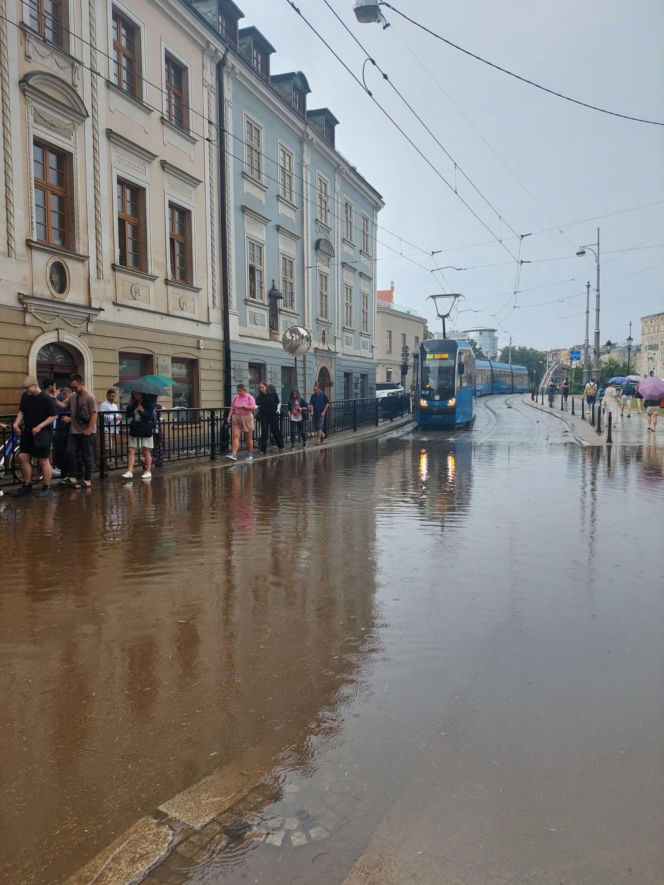 Wrocław tonie po nawałnicy! Ogromne utrudnienia i zalane ulice