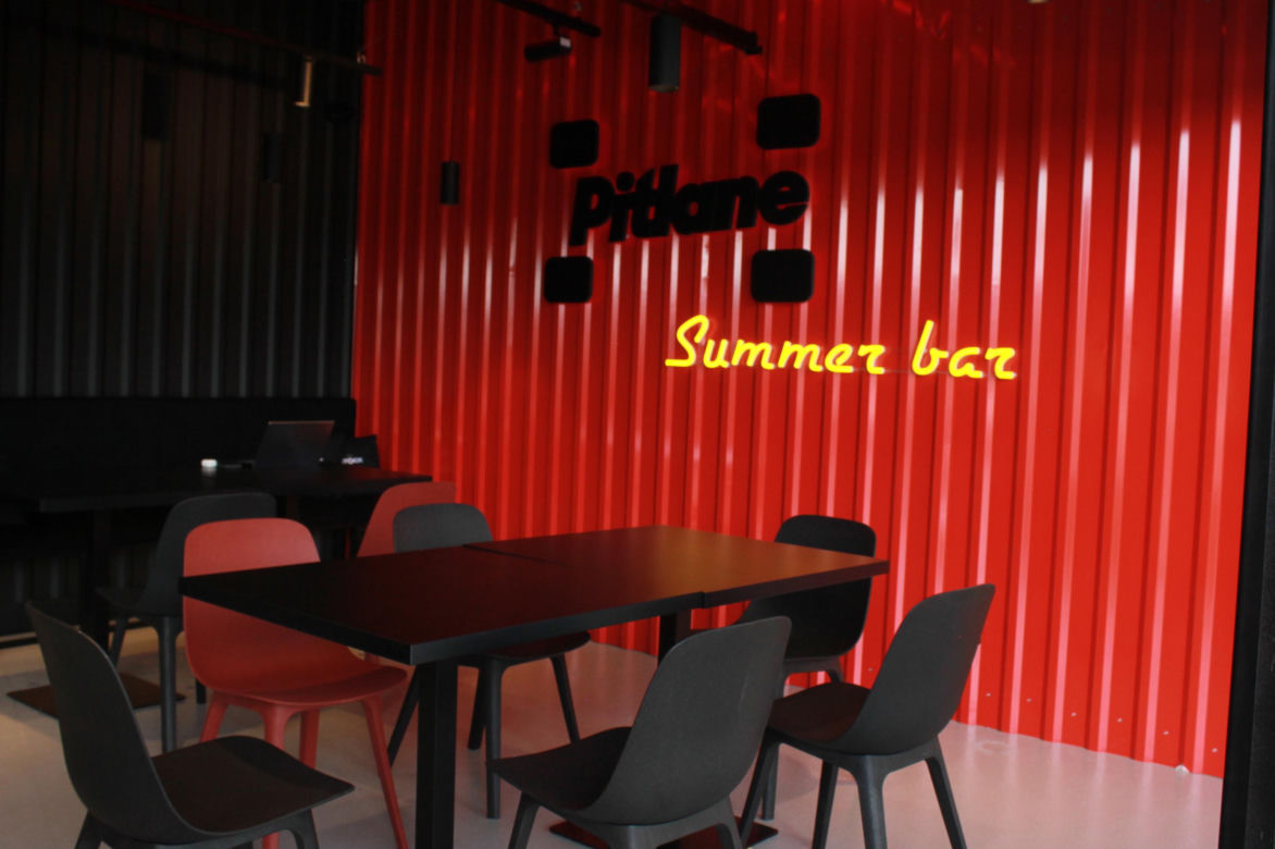 Nowy summer bar w centrum Wrocławia. Prawdziwa gratka dla fanów motoryzacji. Zobacz, jak tam jest [GALERIA]
