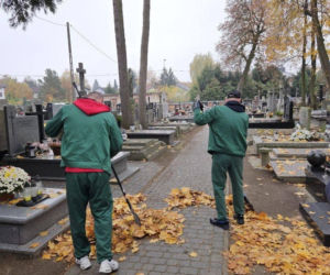 Siedlce: Osadzeni z Zakładu Karnego robią porządki na terenie cmentarza