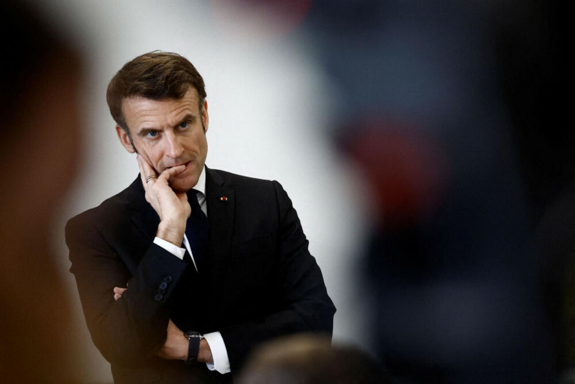 Prawda o Macronie ujawniona! Nie zgadniesz, co kupuje hurtowo perfumy i zlewa się nimi w hurtowych ilościach