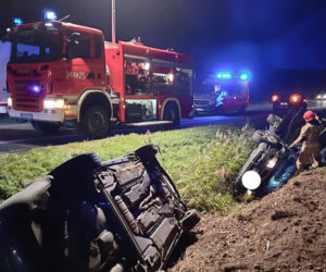 Wypadek w Grzywnie koło Torunia. Dwa samochody w rowie