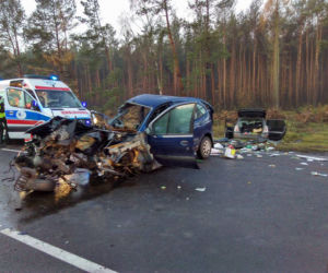 Czołowe zderzenie dwóch aut pod Bydgoszczą. Cztery osoby są ranne