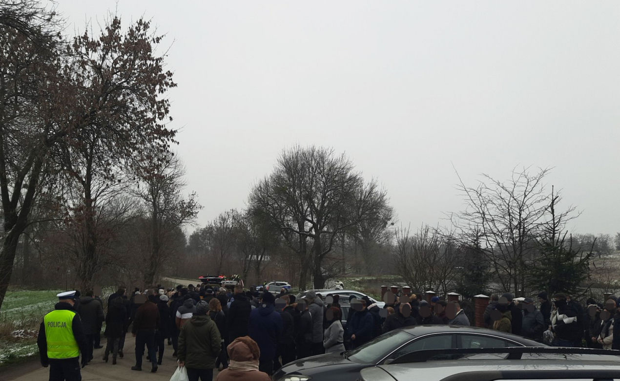 "Tragicznie zmarły, jest ofiarą wojny". Pogrzeb Bogdana C. w Przwodowie