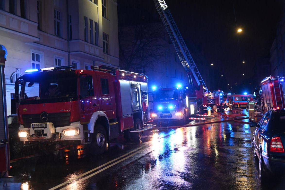 40 osób uciekało z płonącego budynku. Strażacy walczyli z ogniem całą noc