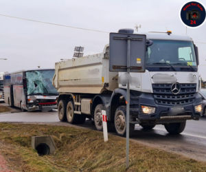Zderzenie dwóch ciężarówek i autokaru. Droga zablokowana
