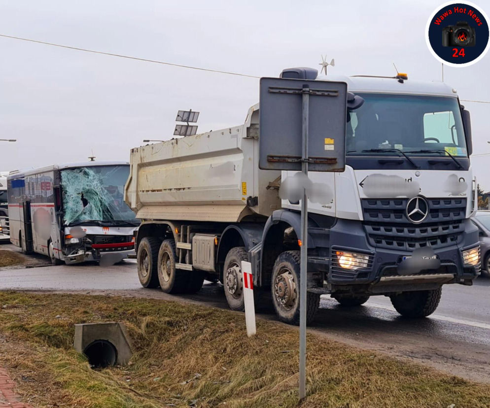 Zderzenie dwóch ciężarówek i autokaru. Droga zablokowana
