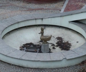 5 najdziwniejszych pomników w Warszawie. Czy znasz je wszystkie? [GALERIA]