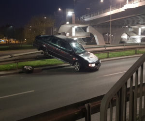 Nietypowy wypadek na Kamiennej w Bydgoszczy! Auto wjechało na barierki! [ZDJĘCIA]