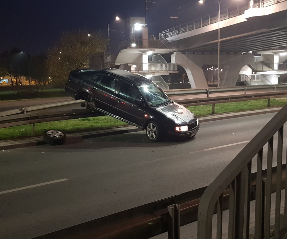 Nietypowy wypadek na Kamiennej w Bydgoszczy! Auto wjechało na barierki! [ZDJĘCIA]