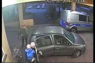 Zatrzymali roztrzęsioną kobietę. Jej dzieci potrzebowały pomocy!
