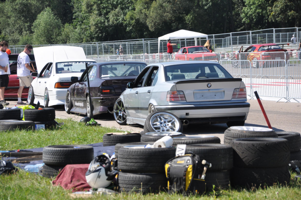 Auto Moto Fiesta 2023 na Torze Kielce. Dużo pięknych samochodów i pokazy driftu
