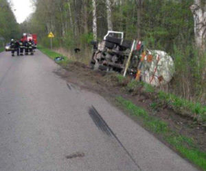 Kierowca cysterny uciekał przed piratem drogowym. Wpadł do rowu [ZDJĘCIA]