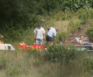 PREZYDENT NACIERA ŻONĘ I CZYTA RODZINNĄ SAGĘ