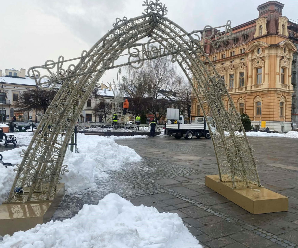 Nowy Sącz powoli zmienia się na święta.  Pierwsze ozdoby już się  pojawiają!