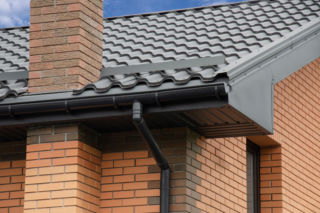 Jakie rynny wybrać do domu jednorodzinnego? Rynny metalowe czy plastikowe – zalety i wady