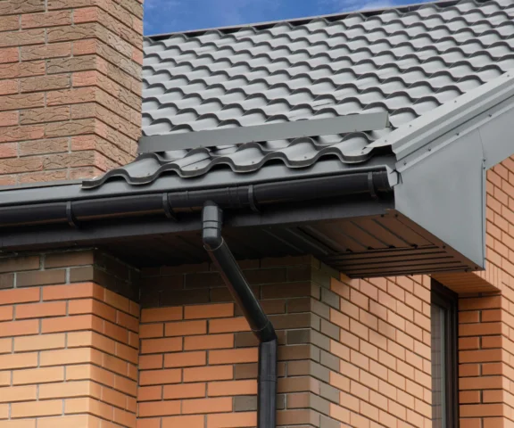 Jakie rynny wybrać do domu jednorodzinnego? Rynny metalowe czy plastikowe – zalety i wady