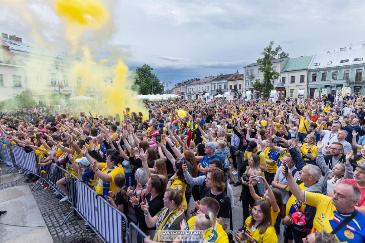 Wielka feta na Rynku. Kibice świętowali sukces Łomży Vive Kielce
