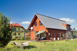 Blacha płaska na dachu - uniwersalne pokrycie dachowe 