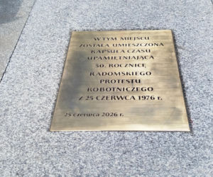 Zostanie otwarta w 2076 roku. W centrum miasta wkopano kapsułe czasu z okazji 50 rocznicy radomskiego czerwca