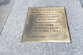 Zostanie otwarta w 2076 roku. W centrum miasta wkopano kapsułe czasu z okazji 50 rocznicy radomskiego czerwca