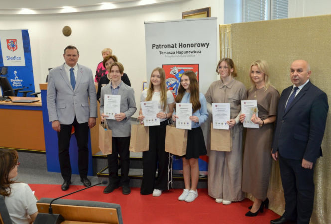 „Plastyczne Oscary” i mosty między pokoleniami. Wielki finał konkursów w ramach kampanii „Widzę – rozmawiam – reaguję” w Siedlcach