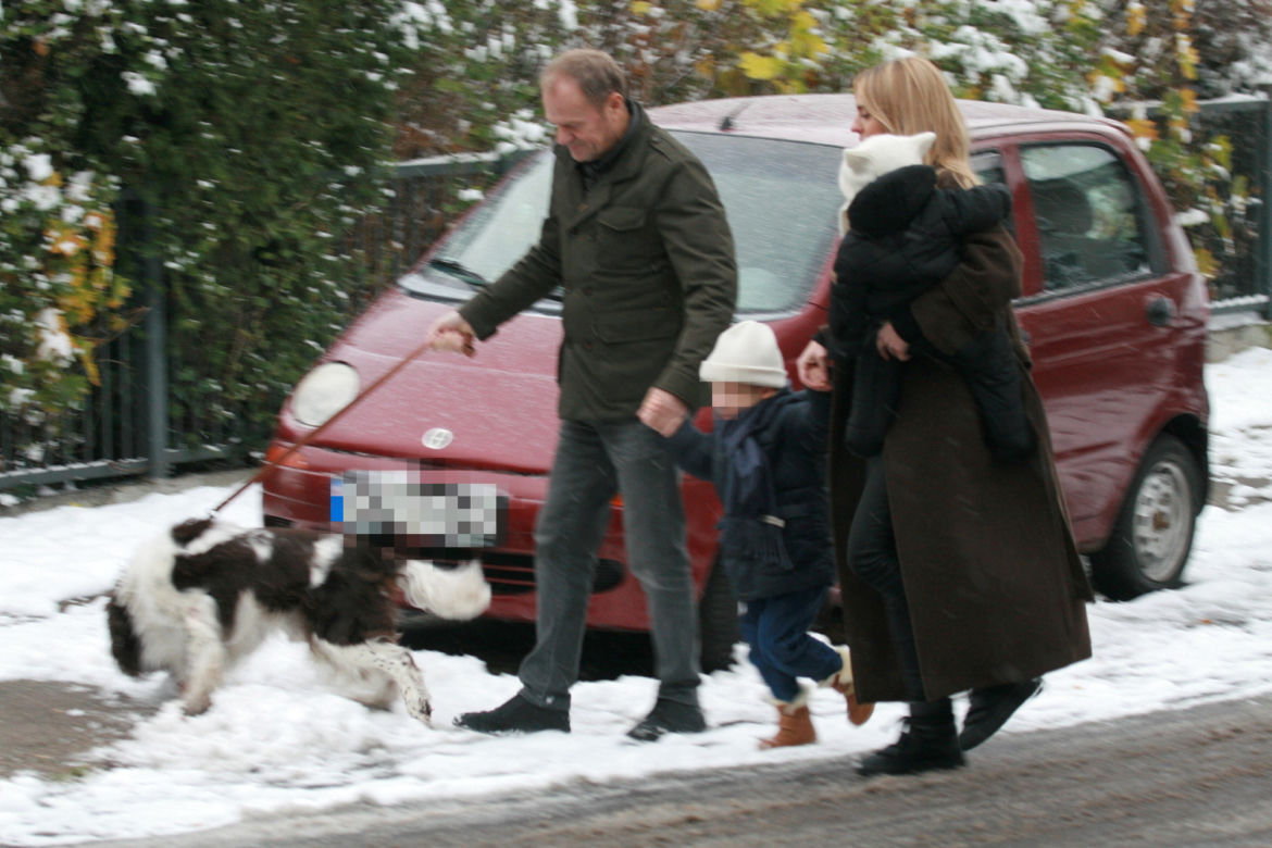 Tusk dba o wnuczkę i sprząta po psie