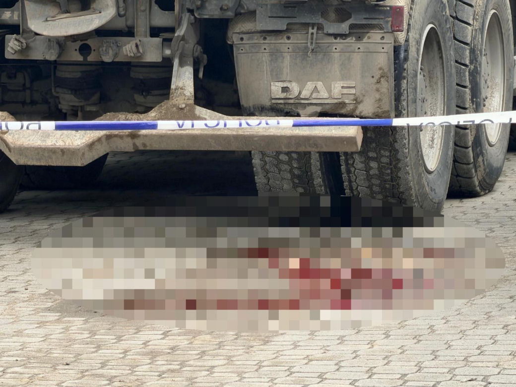 84-latka pod kołami ciężarówki w Warszawie. Dramatyczna walka o życie