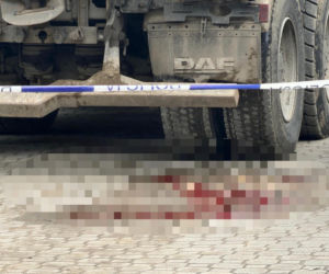 84-latka pod kołami ciężarówki w Warszawie. Dramatyczna walka o życie