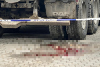 84-latka pod kołami ciężarówki w Warszawie. Dramatyczna walka o życie
