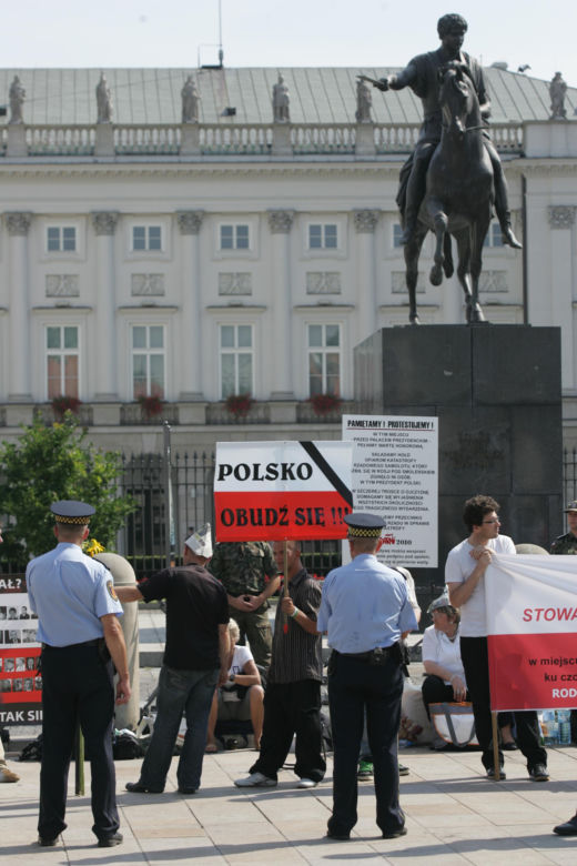 Nieudana próba przeniesienia krzyża sprzed Pałacu Prezydenckiego 3.08.2010
