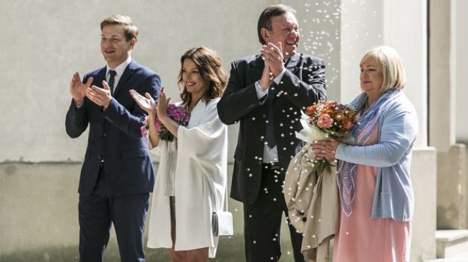 Barwy szczęścia odc. 1500. Kasia (Katarzyna Glinka), Łukasz (Michał Rolnicki), Zdzisio (Zbigniew Buczkowski), Róża (Anna Gornostaj)