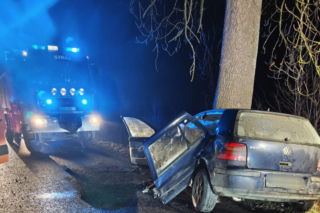 Tragiczny wypadek pod Elblągiem. Nie żyją dwie osoby, trzecia w ciężkim stanie